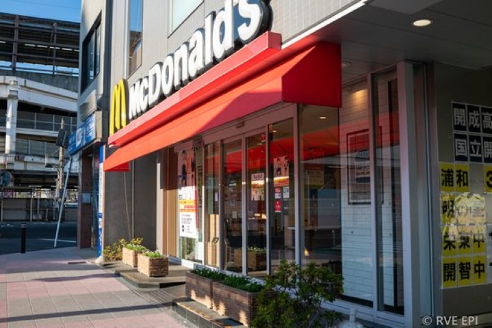駅近くのマクドナルド前